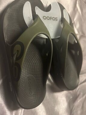 OOFOS Olive Green and Black Recovery Sandal
